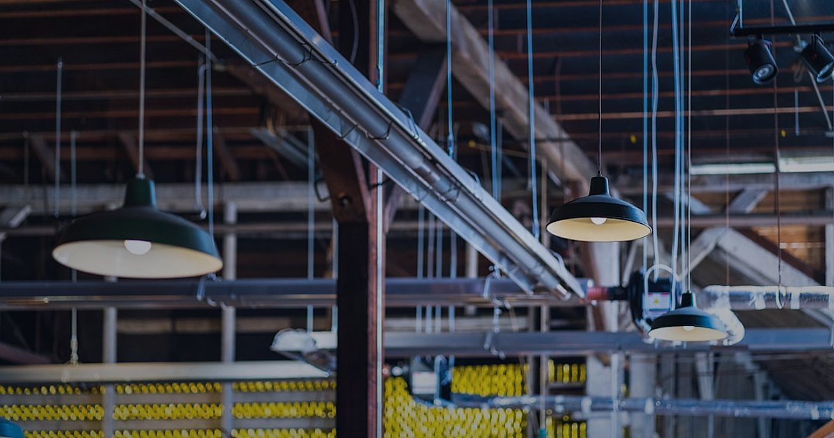 E-Ticaret Başarı Stratejileri 2026: Dijitalde Zirveye Oynayın - busy warehouse interior with automated robotic arms