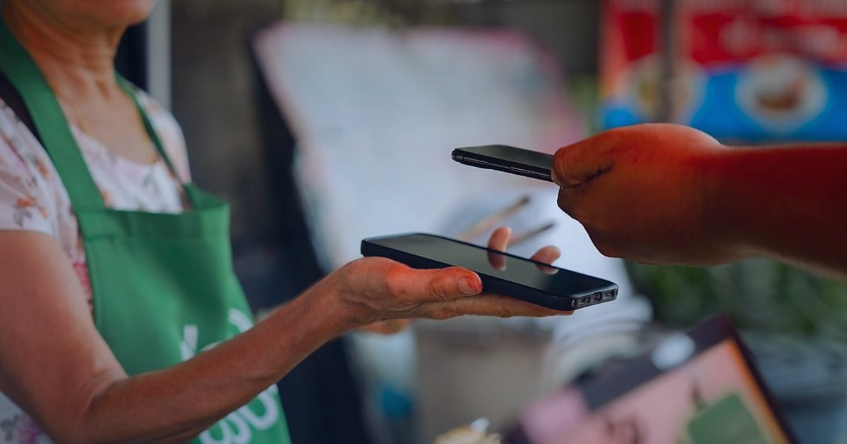 E-Ticaret Başarı Stratejileri 2026: Karlı Bir Online İş Kurun - person using mobile payment app on smartphone store