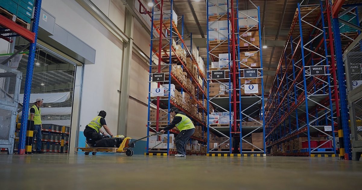 E-Ticaret Kargo Entegrasyonu 2026: Sorunsuz Teslimatın Sırları - modern warehouse interior automated sorting system