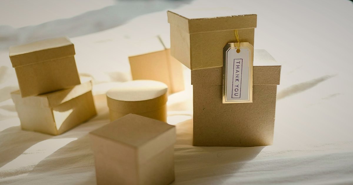 E-Ticaret Kargo Entegrasyonu 2026: Sorunsuz Teslimatın Sırları - colorful product packaging boxes on a clean table