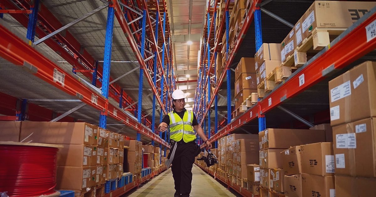 E-Ticaret Kargo Entegrasyonu 2026: Sorunsuz Teslimatın Sırları - woman scanning barcode on warehouse shelves with tablet