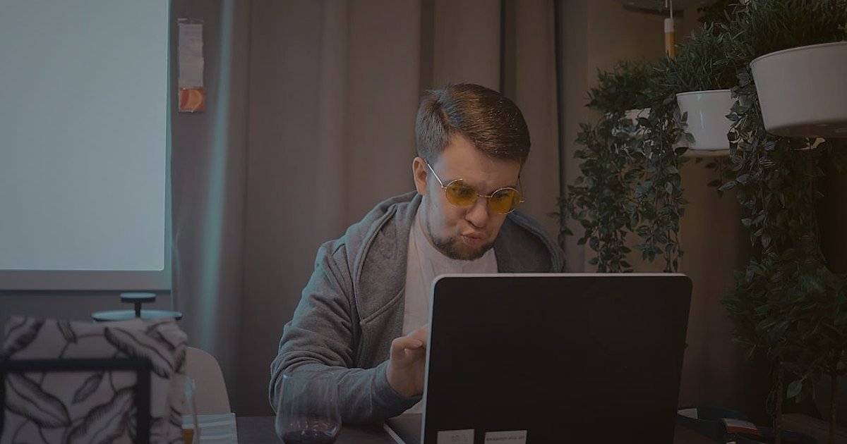 E-Ticaret Kargo Entegrasyonu 2026: Sorunsuz Teslimatın Sırları - person typing on laptop with financial charts on screen