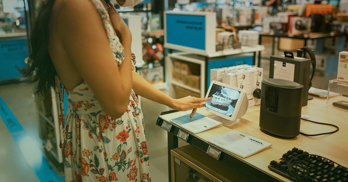 E-Ticaret Trendleri 2026: Dijital Dünyada Rekabette Öne Çıkın! - Smart speaker device displaying shopping list