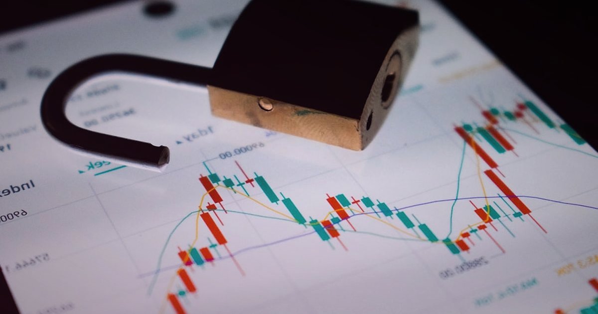 E-Ticaret Trendleri 2026: Dijital Dünyada Rekabette Öne Çıkın! - Padlock icon overlaying digital data stream