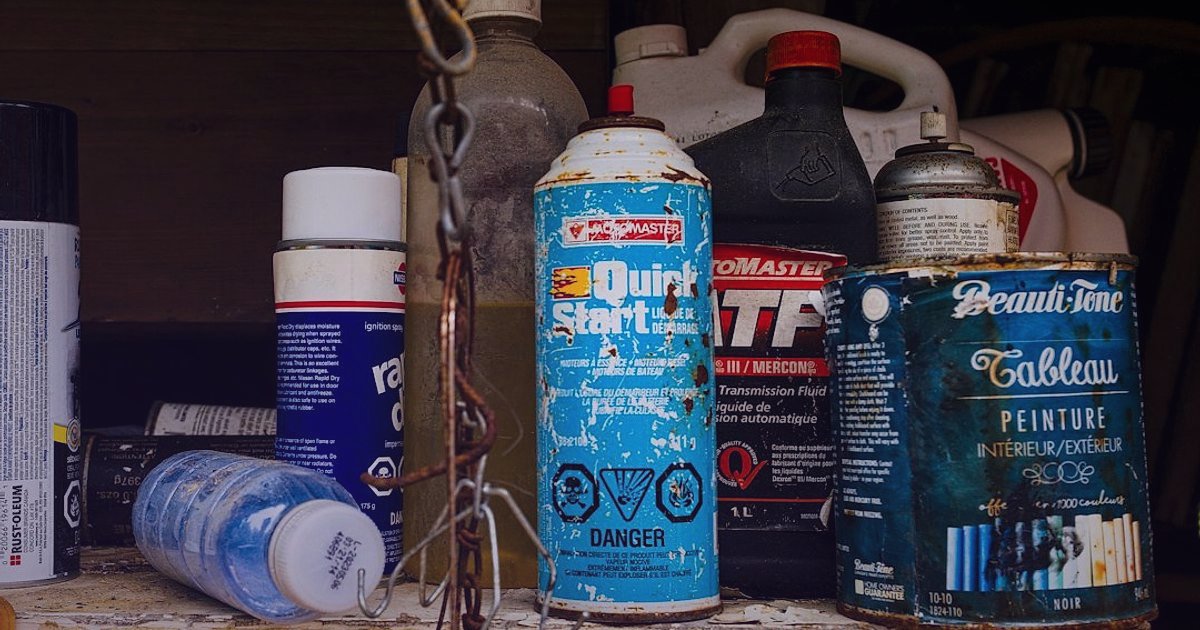 E-Ticarete İlk Adım: Macun & Dolgu Satışında Yeni Başlayanların 2026'daki Kritik Hataları - diverse types of putty and filler containers on workshop shelf