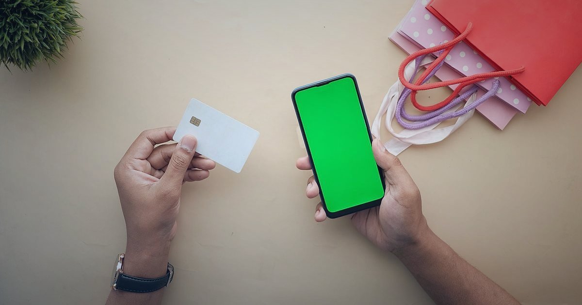 E-Ticarete İlk Adım: Macun & Dolgu Satışında Yeni Başlayanların 2026'daki Kritik Hataları - two hands holding a smartphone comparing product prices on different e-commerce sites