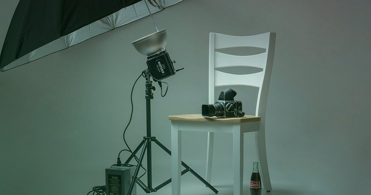 E-Ticarete İlk Adım: Macun & Dolgu Satışında Yeni Başlayanların 2026'daki Kritik Hataları - professional studio setup photographing a tube of wall filler with soft lighting