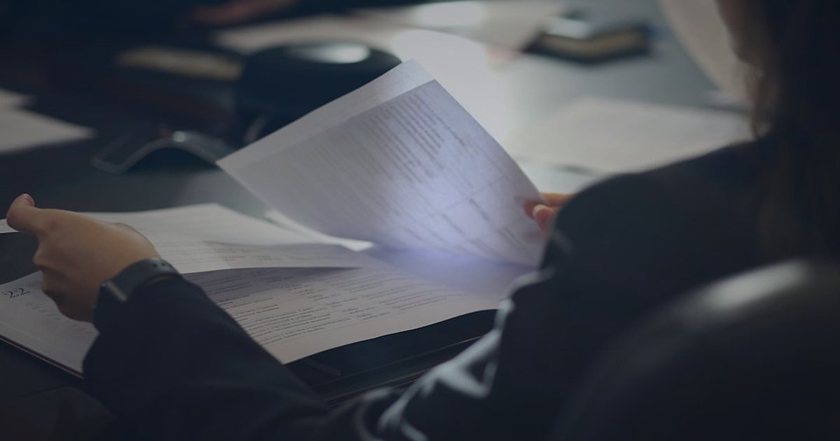 E-Ticarete İlk Adım: Macun & Dolgu Satışında Yeni Başlayanların 2026'daki Kritik Hataları - person reading a complex legal document with a magnifying glass on a desk