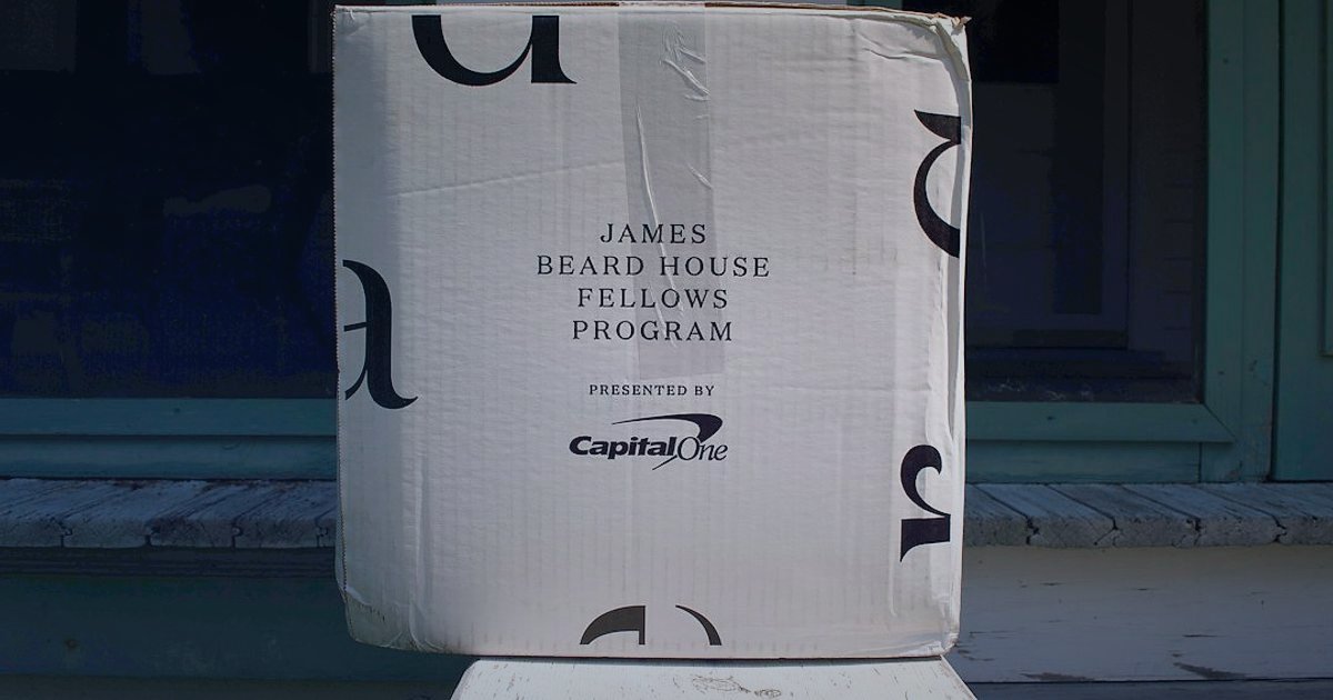 E-Ticarete İlk Adım: Macun & Dolgu Satışında Yeni Başlayanların 2026'daki Kritik Hataları - carefully packaged box of construction chemicals being labeled for shipping