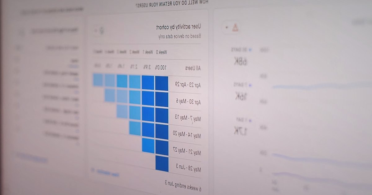 E-Ticaretin Geleceği 2026: Yapay Zeka ve Kişiselleştirme Devrimi - AI algorithm analyzing customer data user profiles