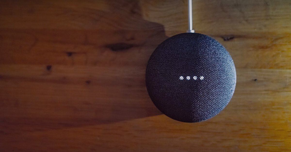 E-Ticaretin Geleceği 2026: Yapay Zeka ve Kişiselleştirme Devrimi - Person speaking into smart speaker ordering product