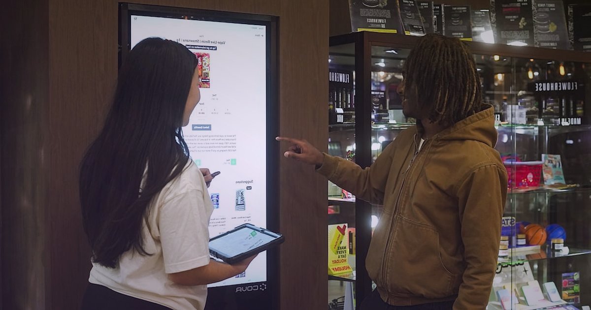 E-Ticaretin Geleceği 2026: Yapay Zeka ve Kişiselleştirme Devrimi - Storefront with digital screens showing online inventory