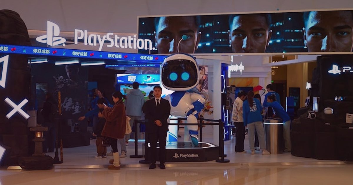 E-Ticaretin Geleceği 2026: Yapay Zeka ve Kişiselleştirme Devrimi - Person using VR headset interacting with virtual store environment