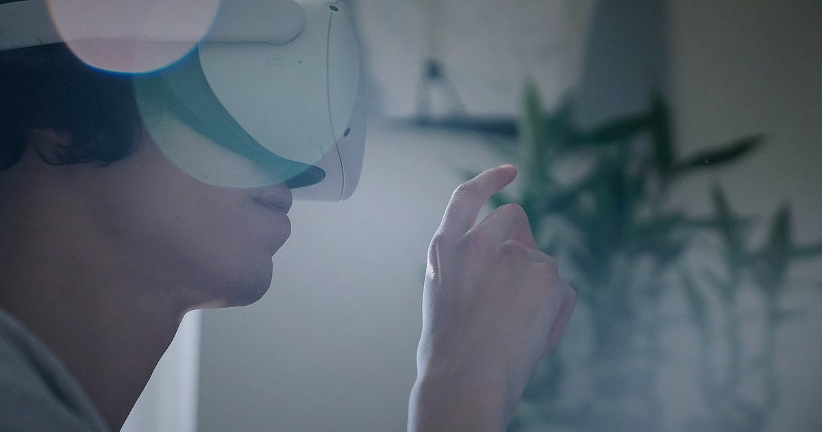 E-Ticarette 2026 Yenilikleri: Sınırları Zorlayan Trendler ve Fırsatlar - person wearing VR headset interacting with virtual store interface