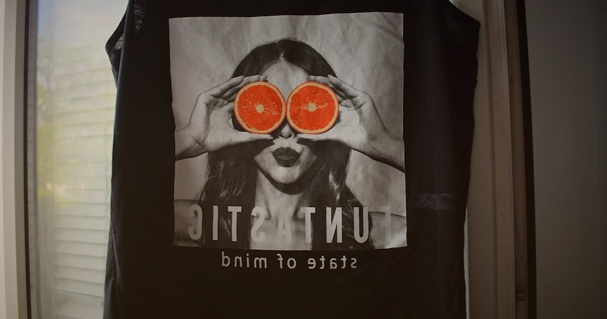 E-Ticarette 2026 Yenilikleri: Sınırları Zorlayan Trendler ve Fırsatlar - custom printed t-shirt with unique design placed on mannequin