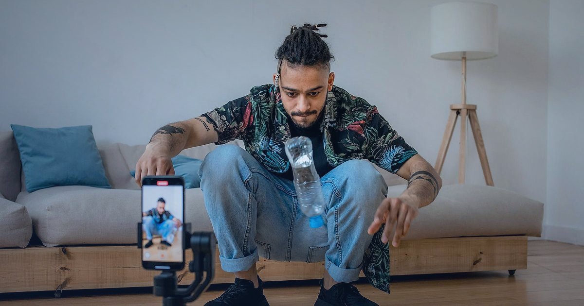 E-Ticarette 2026 Yenilikleri: Sınırları Zorlayan Trendler ve Fırsatlar - influencer creating content with smartphone in a modern studio setting