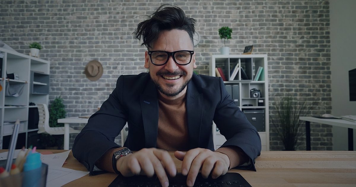 E-Ticarette Chatbot ve Müşteri Hizmetleri Otomasyonu: 2026'da Satışları Uçurun! - customer service agent typing on computer with chat bubbles