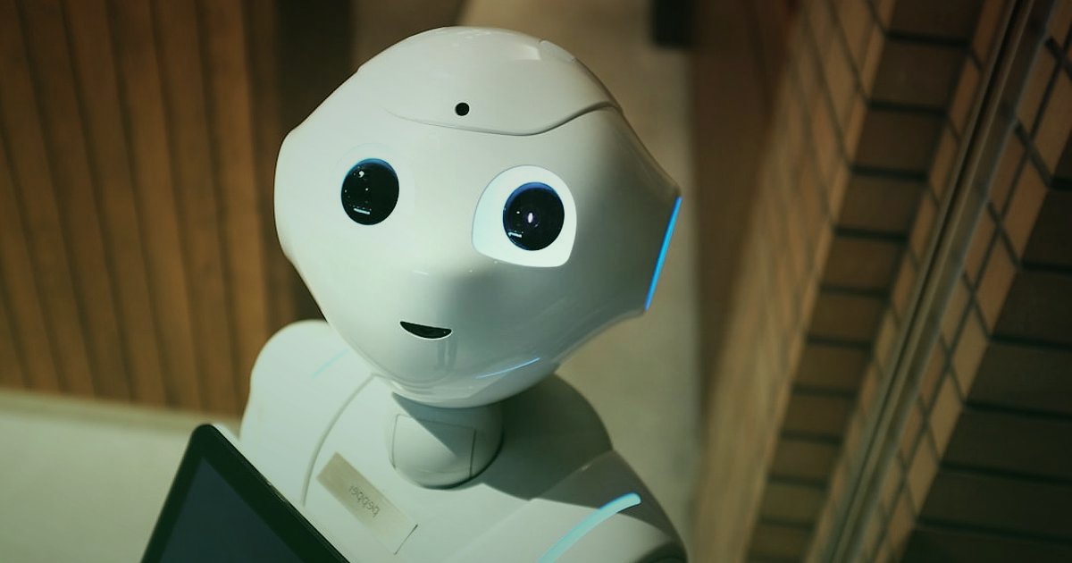 E-Ticarette Chatbot ve Müşteri Hizmetleri Otomasyonu: 2026'da Satışları Uçurun! - ai robot assistant interacting with online shopper