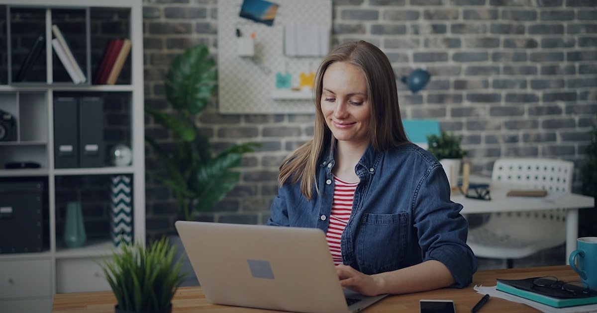 E-Ticarette Chatbot ve Müşteri Hizmetleri Otomasyonu: 2026'da Satışları Uçurun! - dropshipping store owner smiling at laptop screen