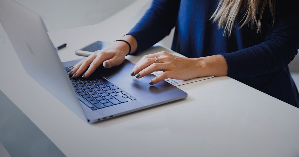 E-Ticarette Motor Yağı Satışı: Mevzuatın Şifreleri ve Başarıya Giden Yol 2026 - woman registering business online laptop screen