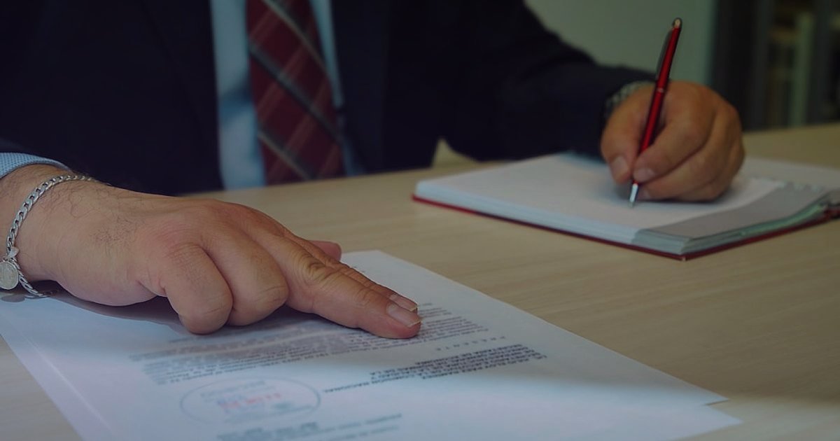 E-Ticarette Motor Yağı Satışı: Mevzuatın Şifreleri ve Başarıya Giden Yol 2026 - man reading legal contract document pen hand