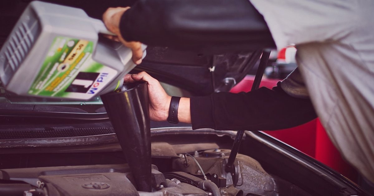E-Ticarette Motor Yağı Satışı: Mevzuatın Şifreleri ve Başarıya Giden Yol 2026 - mechanic holding motor oil bottle showing warranty card