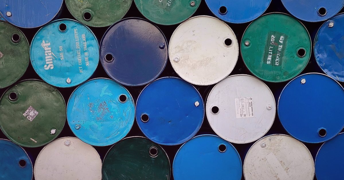 E-Ticarette Motor Yağı Satışı: Mevzuatın Şifreleri ve Başarıya Giden Yol 2026 - barrels of used motor oil at recycling facility