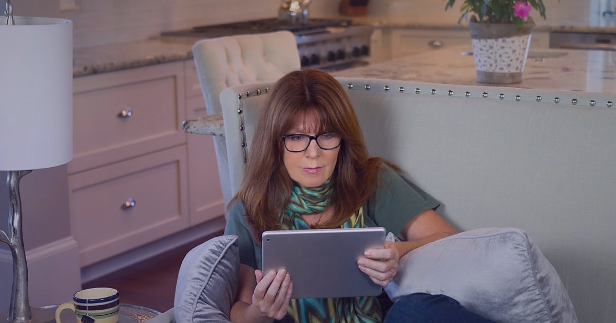 E-Ticarette Ürün Fotoğrafçılığı: 2026'da Satışlarınızı Uçuracak Görsel Stratejiler - online shopper browsing product images on tablet at home