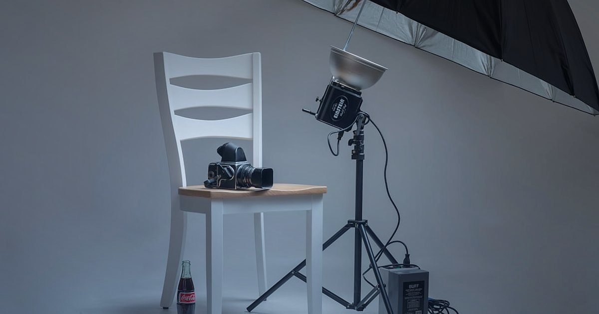 E-Ticarette Ürün Fotoğrafçılığı: 2026'da Satışlarınızı Uçuracak Görsel Stratejiler - studio setup with camera tripod softbox and white backdrop for product shoot