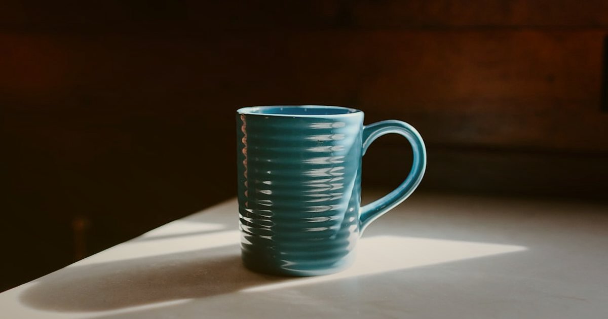 E-Ticarette Ürün Fotoğrafçılığı: 2026'da Satışlarınızı Uçuracak Görsel Stratejiler - close-up shot of a ceramic mug on a wooden table with soft lighting