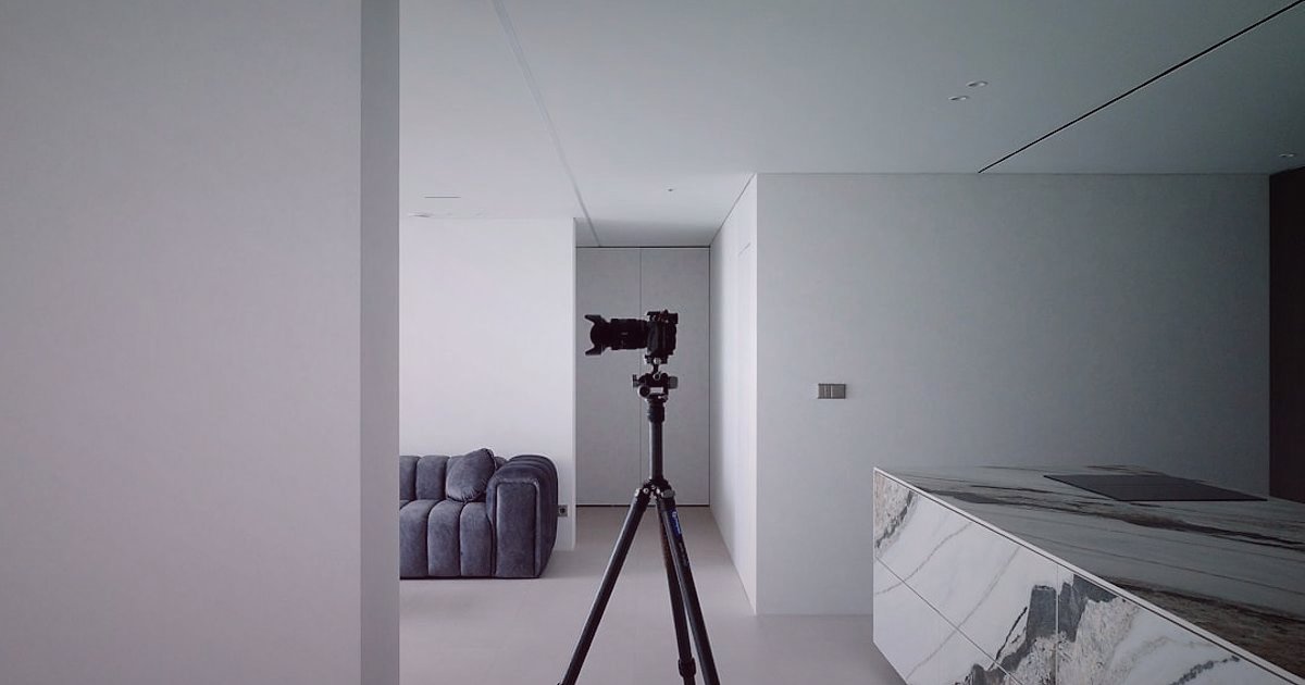 E-Ticarette Ürün Fotoğrafçılığı: 2026'da Satışlarınızı Uçuracak Görsel Stratejiler - robot arm adjusting lighting for product photography setup in a minimalist studio