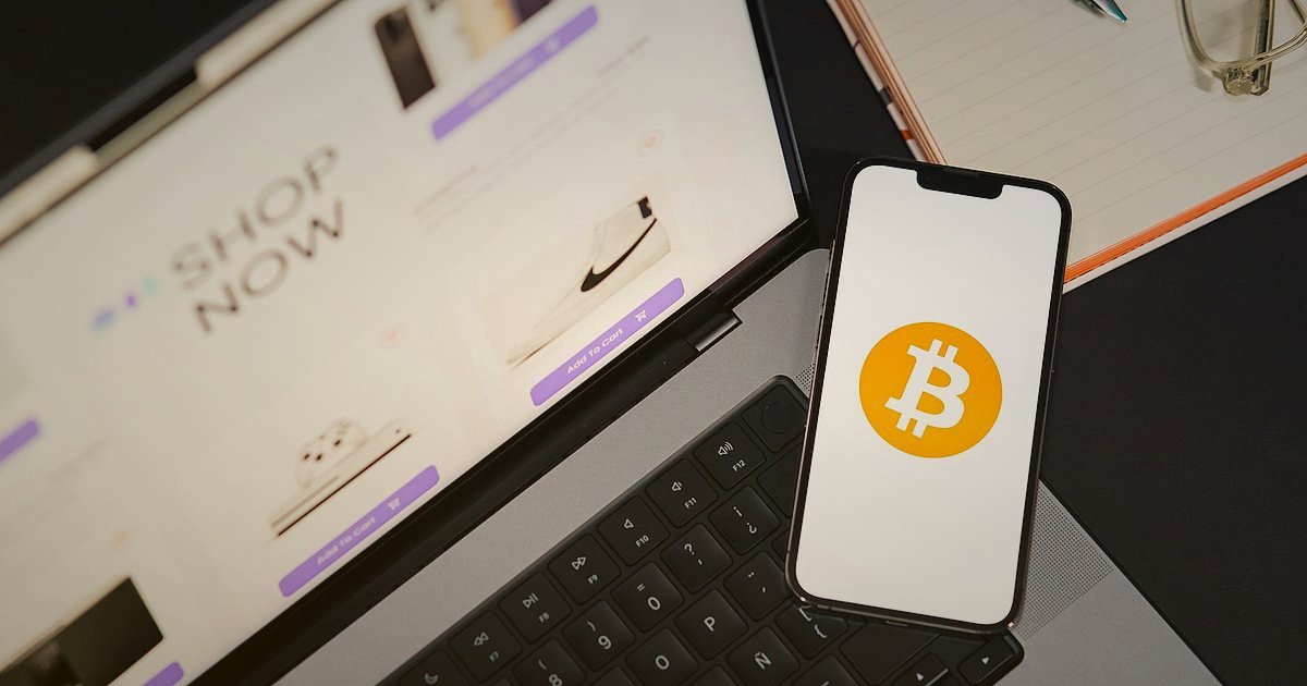 E-Ticarette Ürün Fotoğrafçılığı: 2026'da Satışlarınızı Uçuracak Görsel Stratejiler - multiple smartphone screens displaying different e-commerce platforms with product images and brand logos