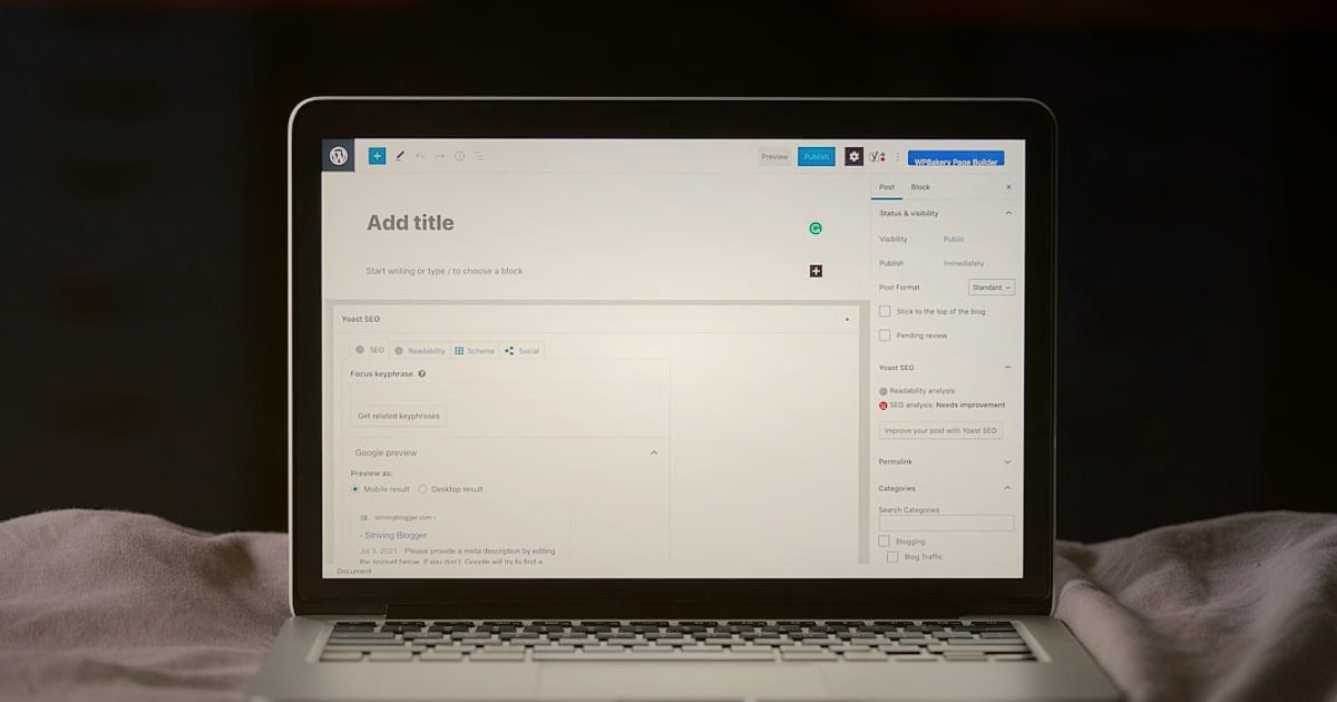 E-Ticarette Yapay Zeka Devrimi: 2026'da Sektörü Yeniden Şekillendiren Teknolojiler - Customer service chatbot interface on screen laptop
