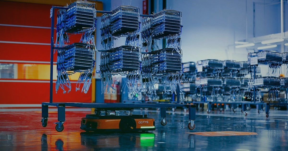E-Ticarette Yapay Zeka Devrimi: 2026'da Sektörü Yeniden Şekillendiren Teknolojiler - Warehouse automated robot arms sorting packages