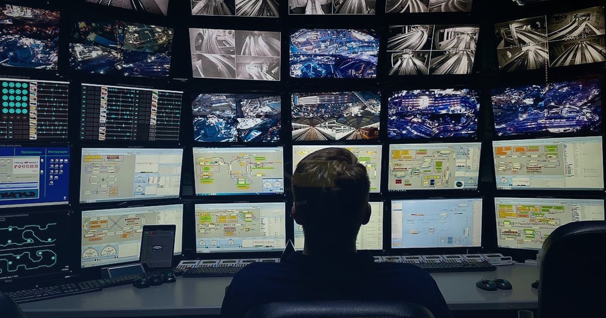E-Ticarette Yapay Zeka Devrimi: 2026'da Sektörü Yeniden Şekillendiren Teknolojiler - Cybersecurity analyst monitoring network traffic security screen