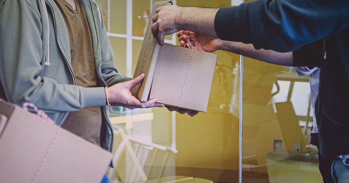 E-Ticaretten Cayma Hakkı ve Tüketici Hakları: 2026 Rehberi - customer returning package to delivery person