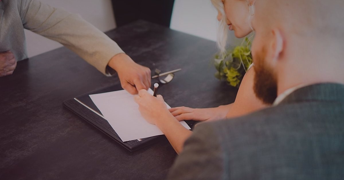 E-Ticaretten Cayma Hakkı ve Tüketici Hakları: 2026 Rehberi - contract signing pen hand close-up