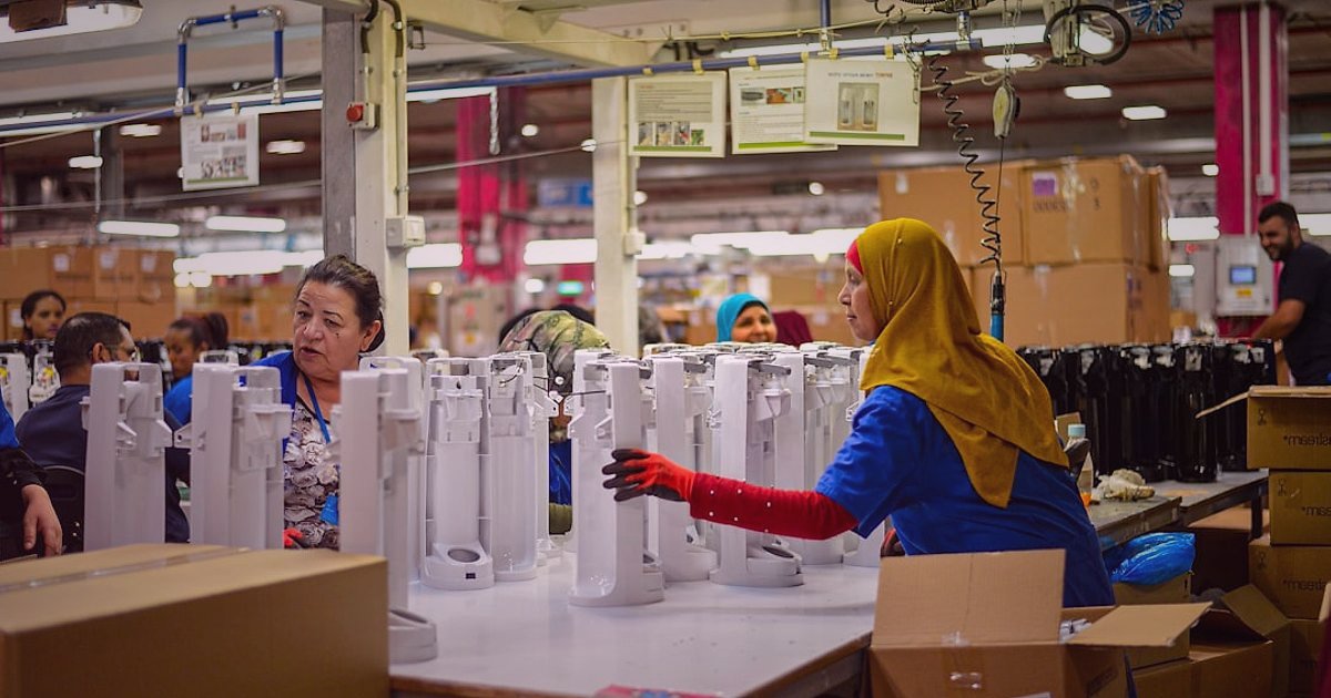 E-Ticaretten Cayma Hakkı ve Tüketici Hakları: 2026 Rehberi - warehouse worker sorting returned items