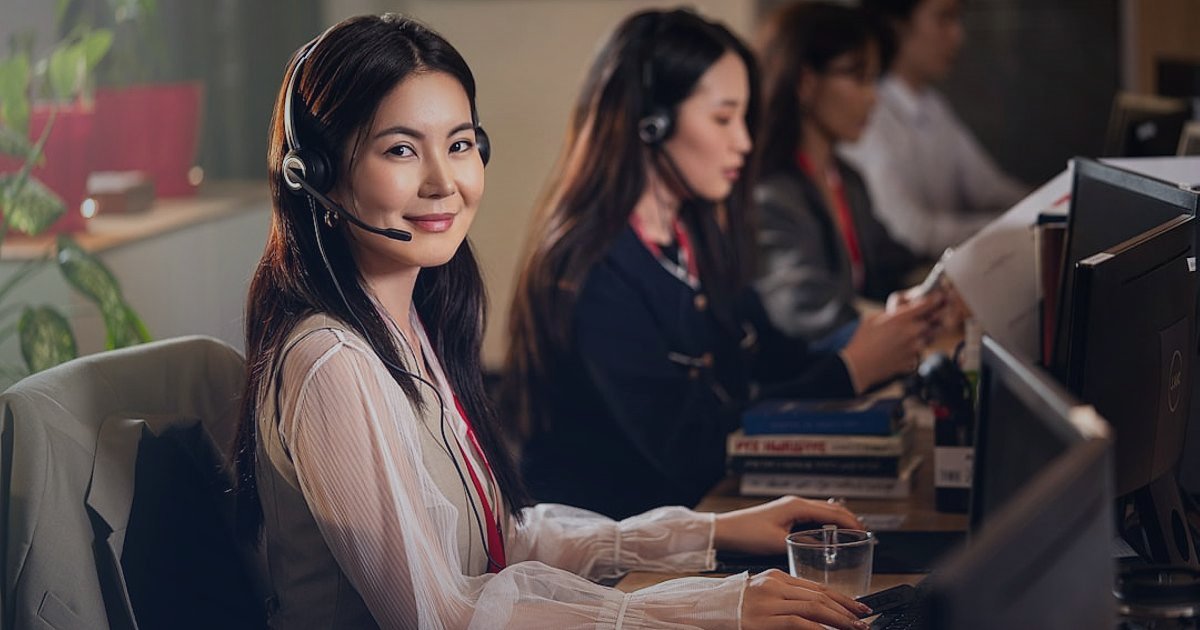 E-Ticaretten Cayma Hakkı ve Tüketici Hakları: 2026 Rehberi - customer service agent helping client computer