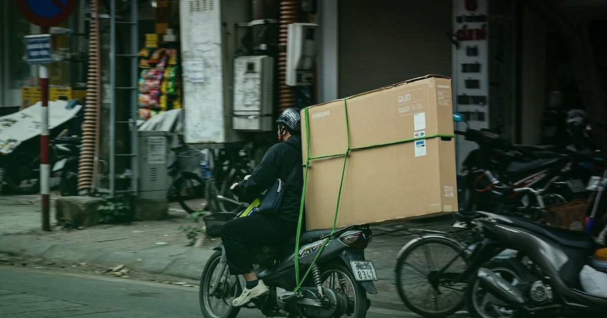 Elektrikli Bisiklet Gönderimi: Kargo, Paketleme ve Teslimat Sırları 2026 - shipping company employee calculating package weight dimensions