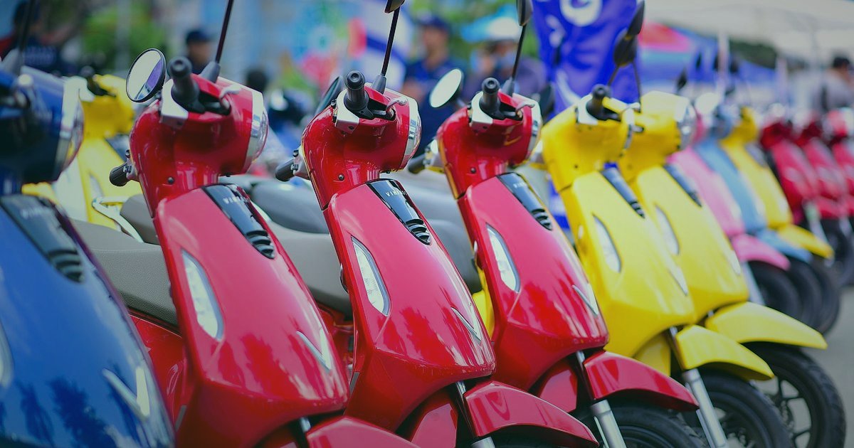 Elektrikli Scooter Satışında Yeni Başlayanların En Sık 5 Hatası (2026) - diverse electric scooter models lined up showroom floor