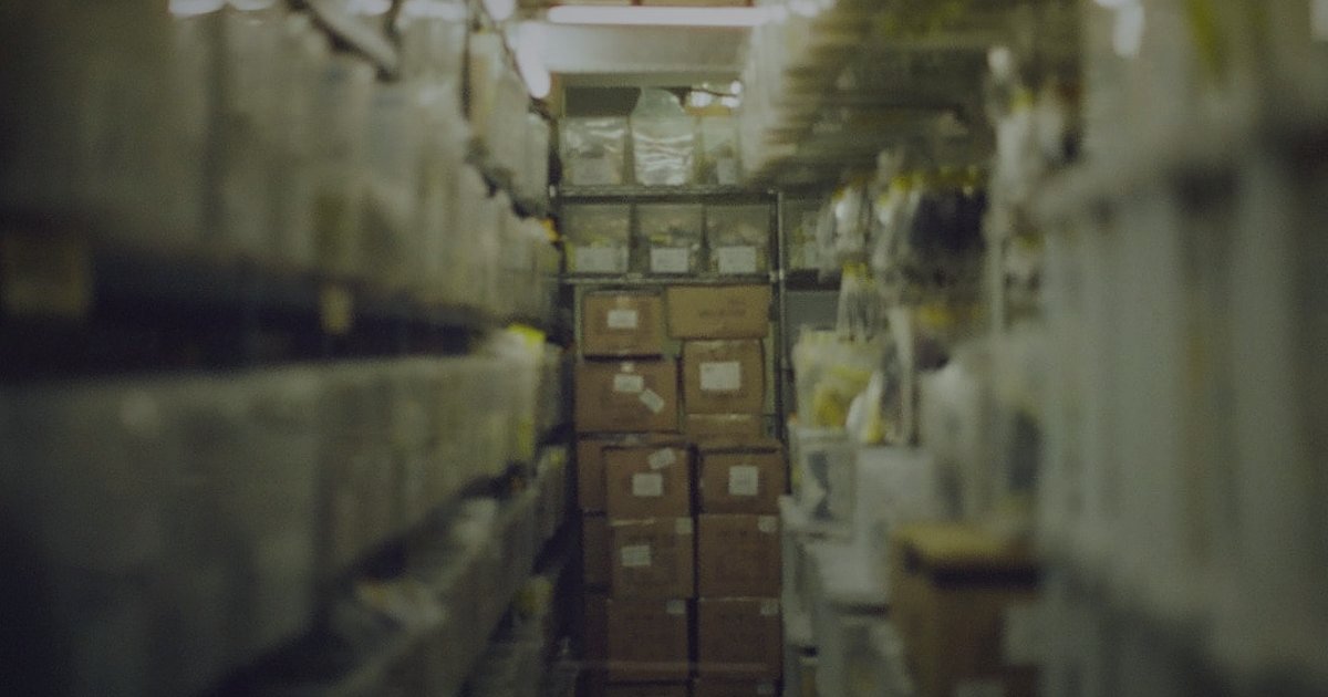 Elektrikli Scooter Satışında Yeni Başlayanların En Sık 5 Hatası (2026) - cluttered warehouse shelves with various electric scooter boxes