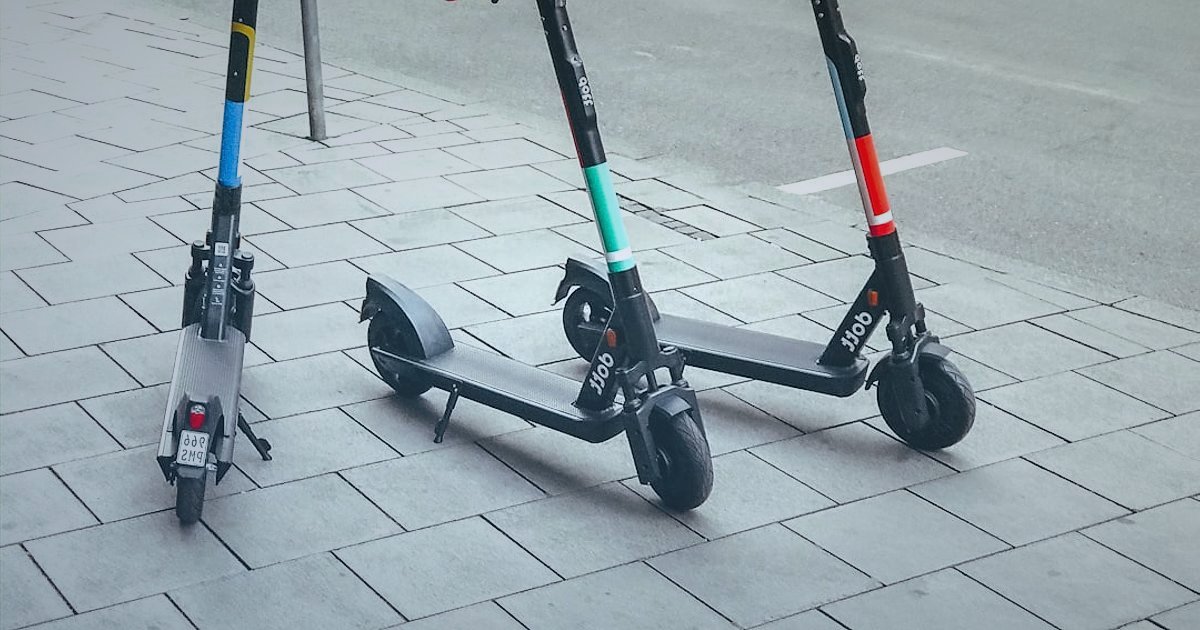 Elektrikli Scooter Satışında Yeni Başlayanların En Sık 5 Hatası (2026) - price tags with decreasing arrows on electric scooter display