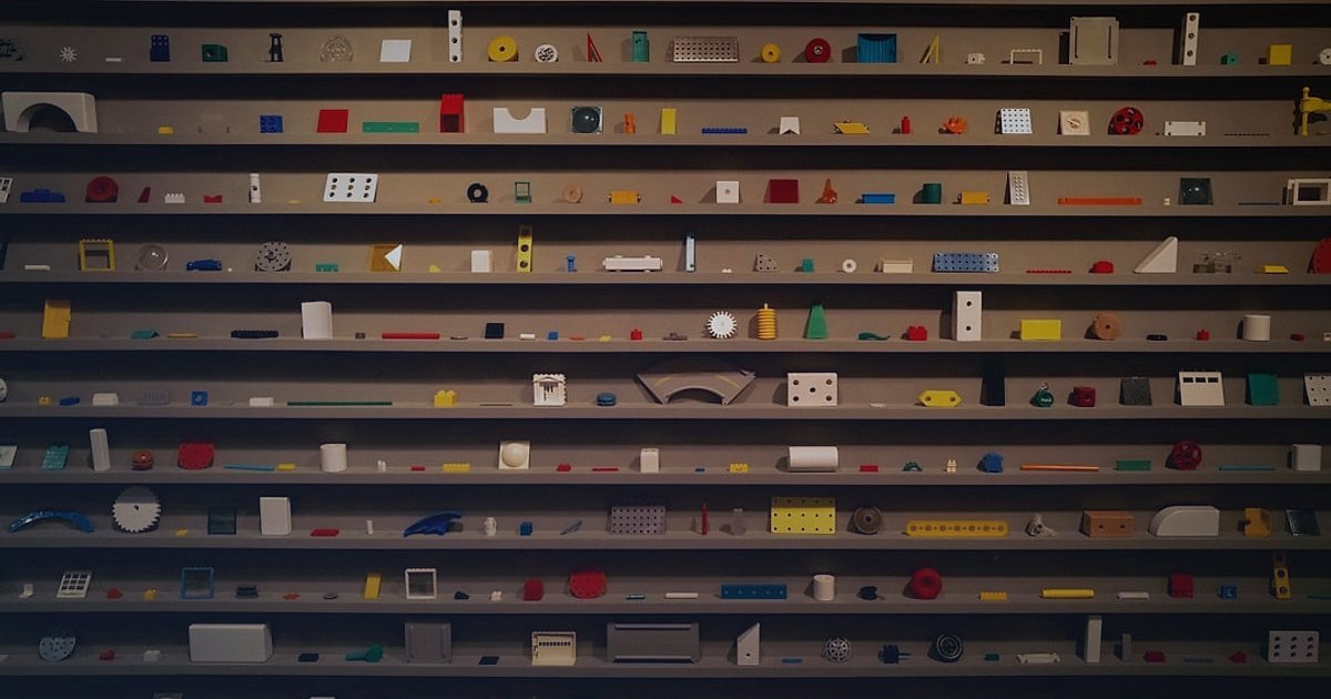 Elektronik Aksesuar Dropshipping Kâr Marjı 2026: Karlı Bir Başlangıç Rehberi - diverse smartphone cases stacked display shelf