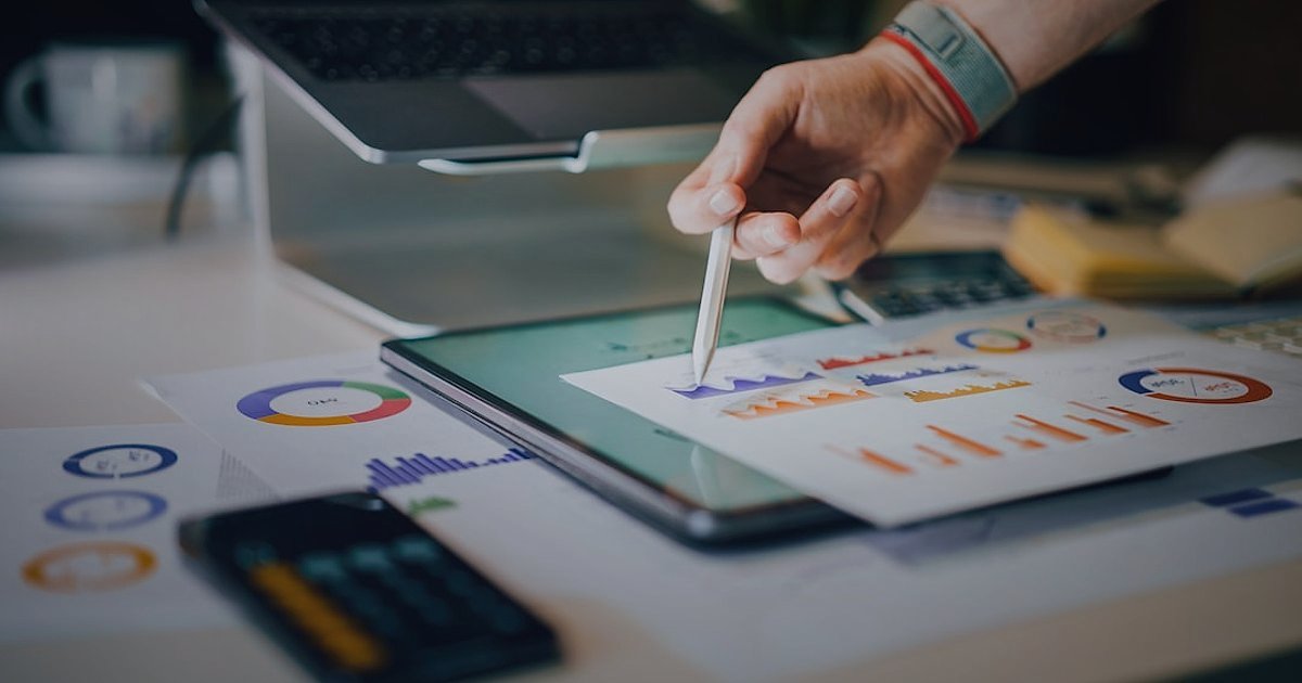 Elektronik Aksesuar Dropshipping Kâr Marjı 2026: Karlı Bir Başlangıç Rehberi - person analyzing spreadsheet profit margin calculations