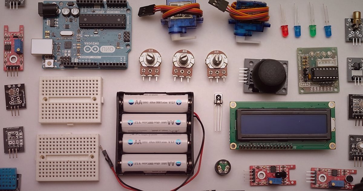 Elektronik Aksesuar Dropshipping Kâr Marjı 2026: Karlı Bir Başlangıç Rehberi - diverse electronic gadget accessories neatly arranged