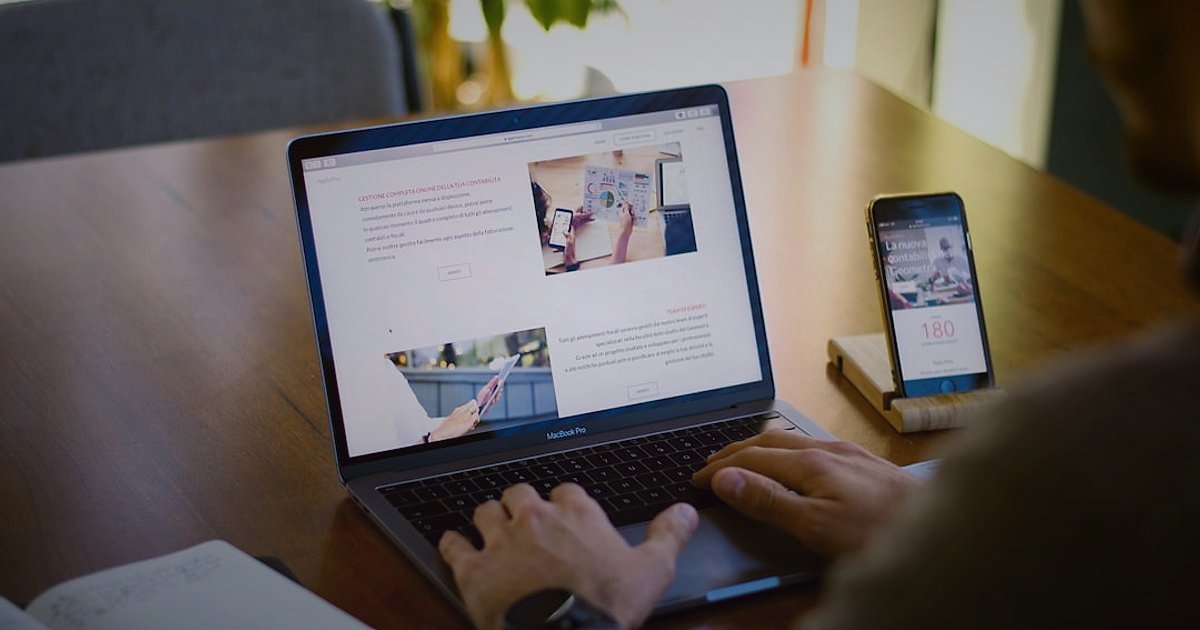 Elektronik Aksesuar Dropshipping Kâr Marjı 2026: Karlı Bir Başlangıç Rehberi - person creating social media content on laptop