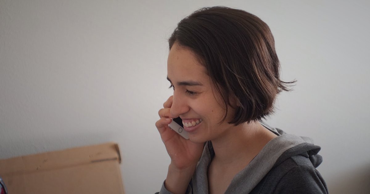 Elektronik Aksesuar Dropshipping Kâr Marjı 2026: Karlı Bir Başlangıç Rehberi - happy customer unboxing a product thoughtfully