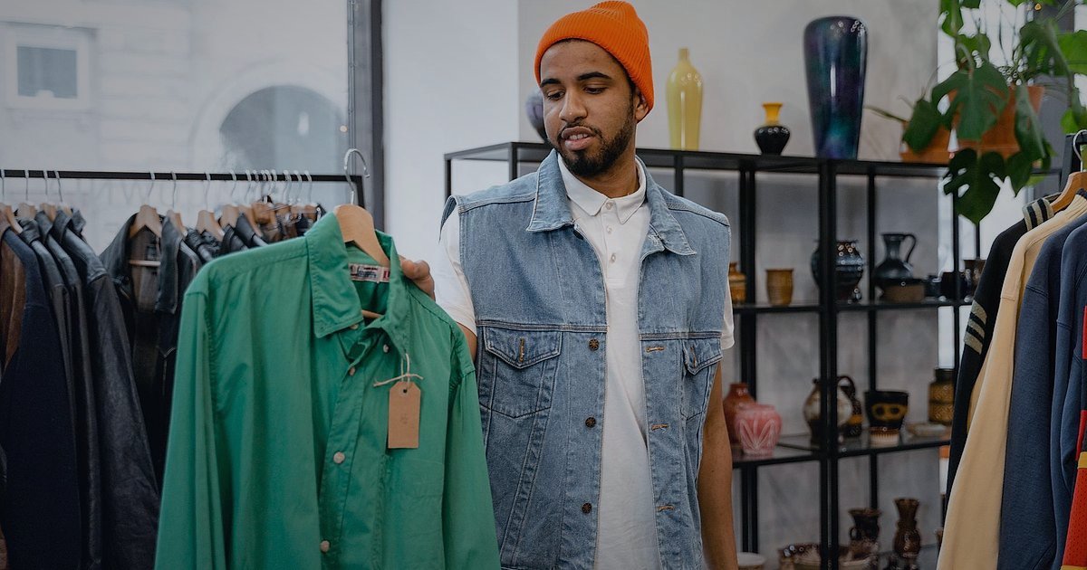 Erkek Bebek Giyimde Stok Yok Sorunu: 2026'da Tedarik Zinciriyle Süreklilik Sırları - young father choosing baby clothes rack store