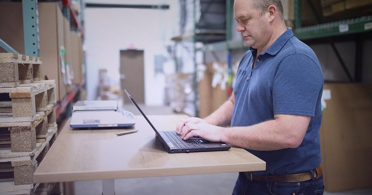 Erkek Bebek Giyimde Stok Yok Sorunu: 2026'da Tedarik Zinciriyle Süreklilik Sırları - warehouse worker scanning barcode inventory system